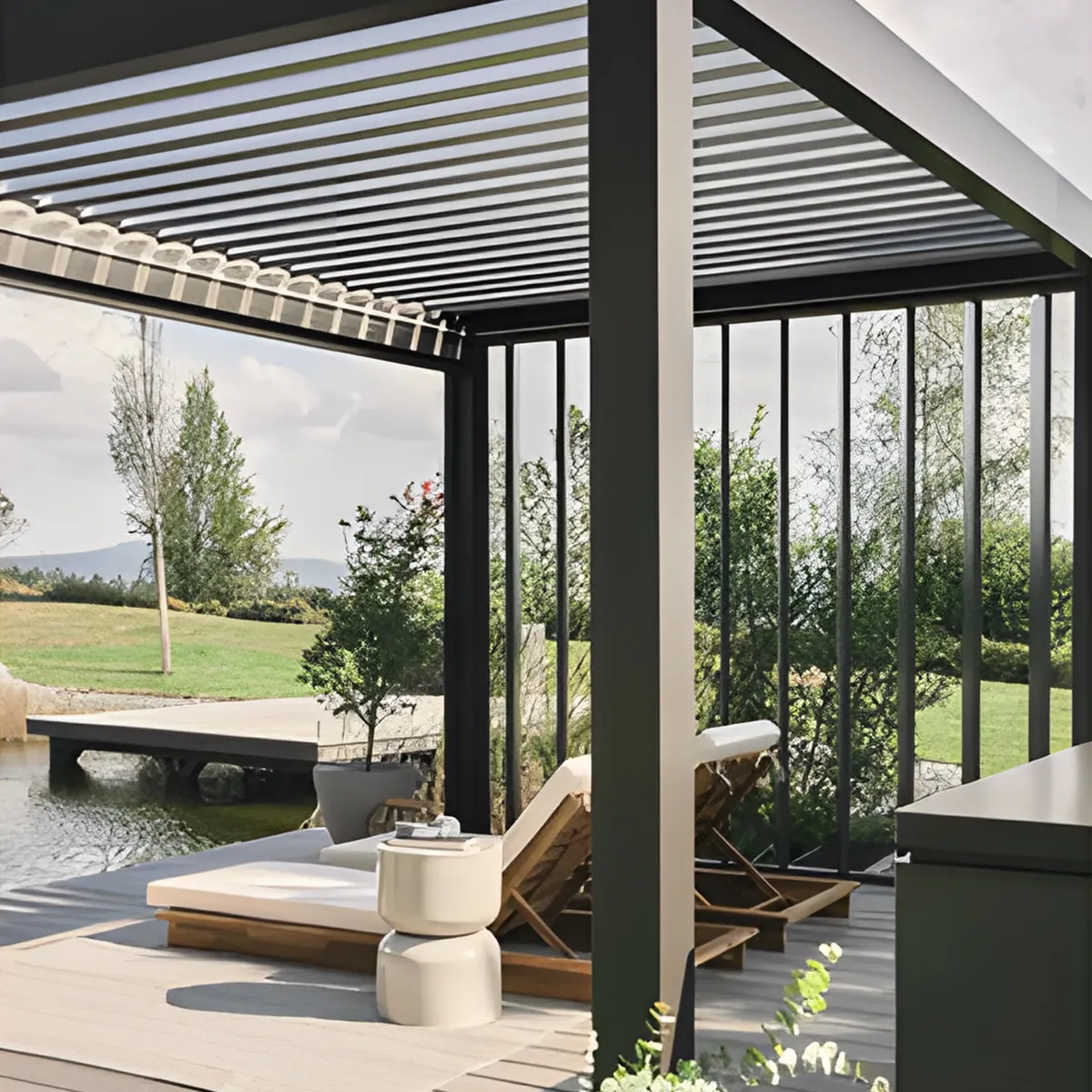 Pergola avec paroi latérale à lamelles